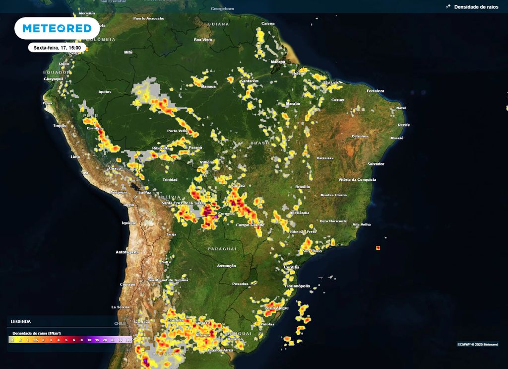 Mapa de densidade de raios para a sexta-feira (17) destaca as regiões com maior potencial de tempestades.