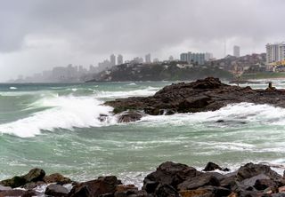 ZCIT continua no Nordeste e frente fria chega na Bahia no fim de semana