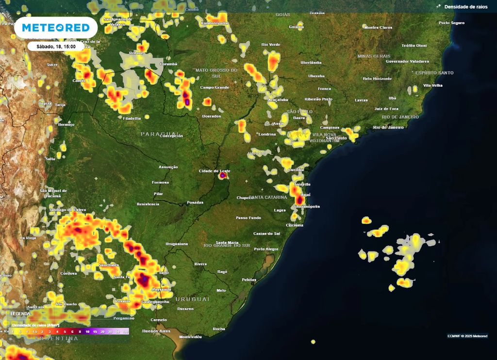 Mapa de densidade de raios para sábado (18) destaca as áreas com maior potencial de tempestades.