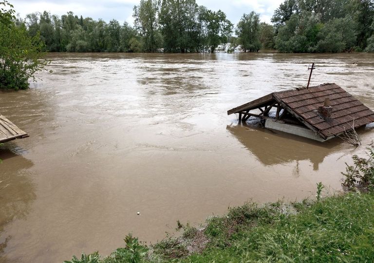 Cheia de rio e inundação. Cheia de rio e inundação.
