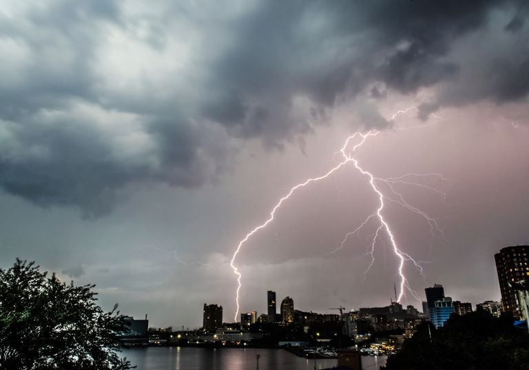 Chuvas de at&eacute; 200 mm, temporais e ventos de 70 km/h amea&ccedil;am os estados do Sudeste