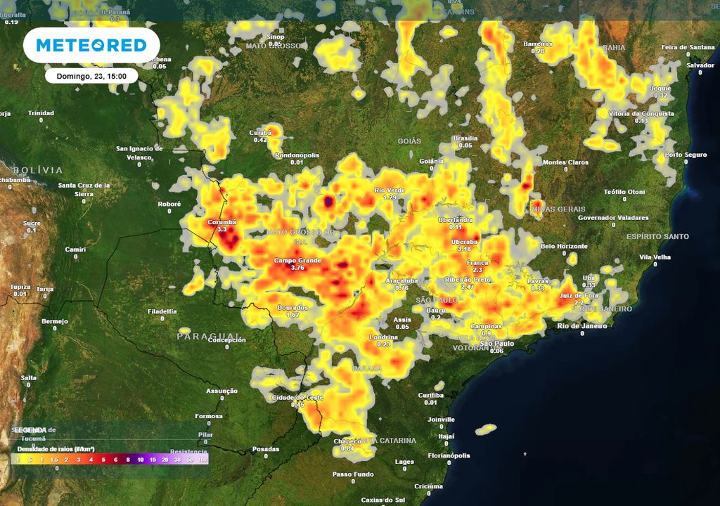 Previsão de densidade de raios no domingo durante a tarde. Previsão de densidade de raios no domingo durante a tarde.
