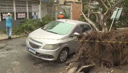 Chuvas e ventos acima de 90 km/h causam estragos em cidades do RJ e de SP; veja imagens