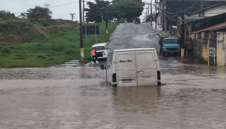 Chuvas e ventos de at&eacute; 70 km/h causam estragos em cidades de SP e do RJ; veja imagens