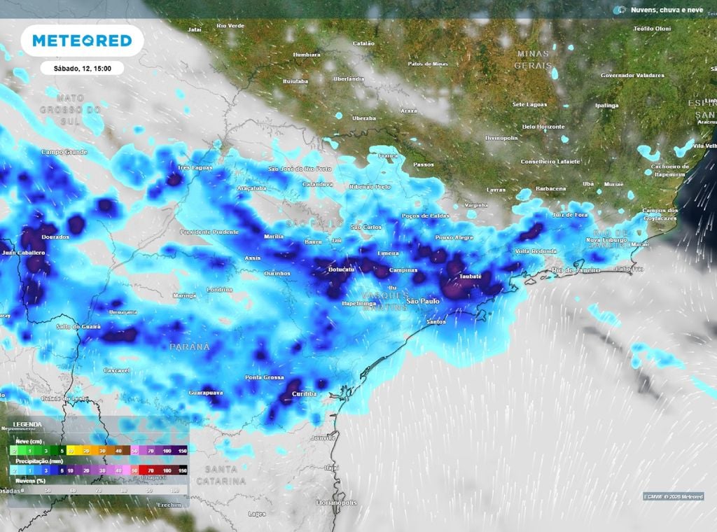 Previsão de precipitação (mm) e nebulosidade para sábado (12) às 15h, segundo o modelo europeu ECMWF.
