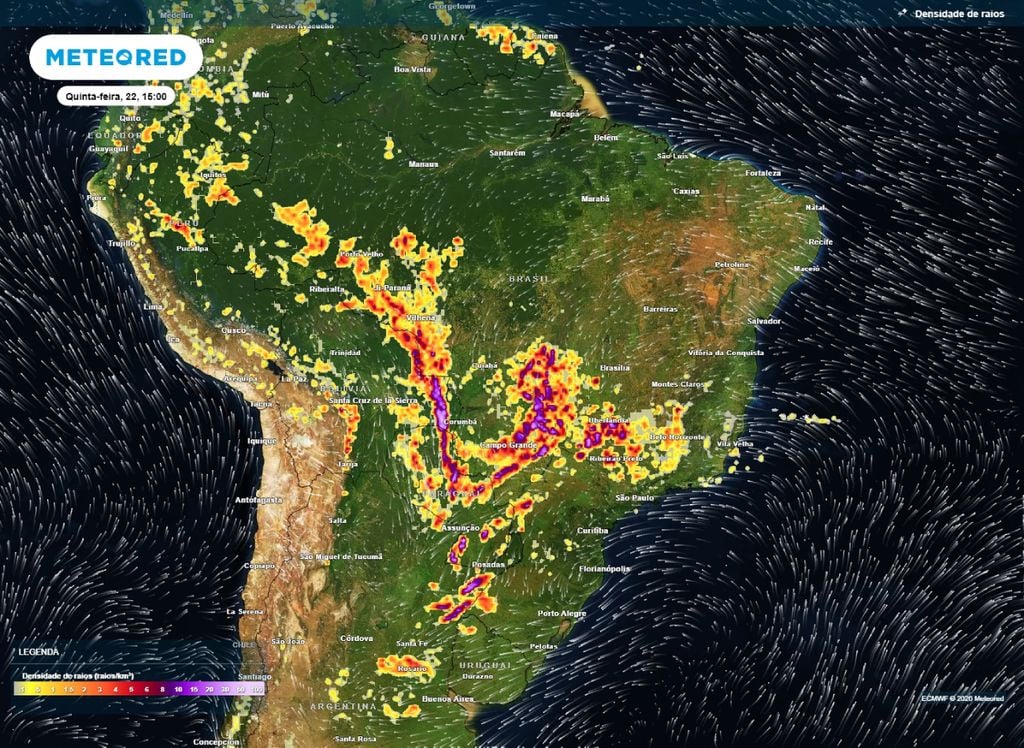 A densidade de raios se mostra elevada em áreas do Centro-Oeste e Sudeste do Brasil, elevando as chances de tempestades nessas áreas.