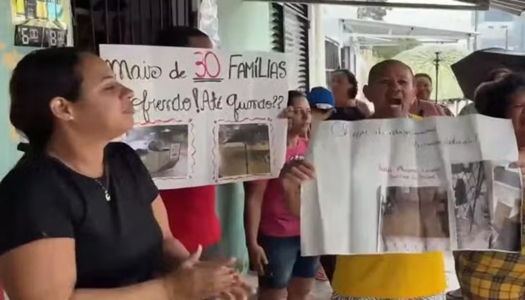 Fortes chuvas alagaram diversos bairros em João Pessoa e revoltaram os moradores, que exigem melhores infraestruturas. Foto: Reprodução/TV Cabo Branco