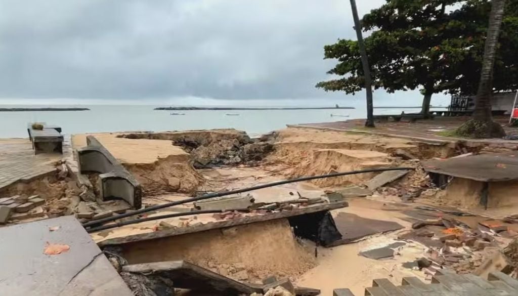 Cratera em Paulista, no Grande Recife, após chuva na cidade — Foto: Reprodução/TV Globo