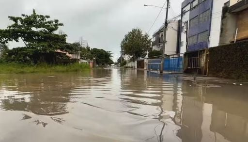 Chuvas fortes no Grande Recife causam alagamentos e fecham escolas; veja imagens