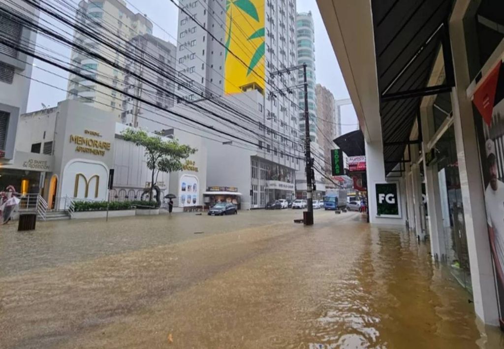 Avenida Brasil, Camboriú, alagamento