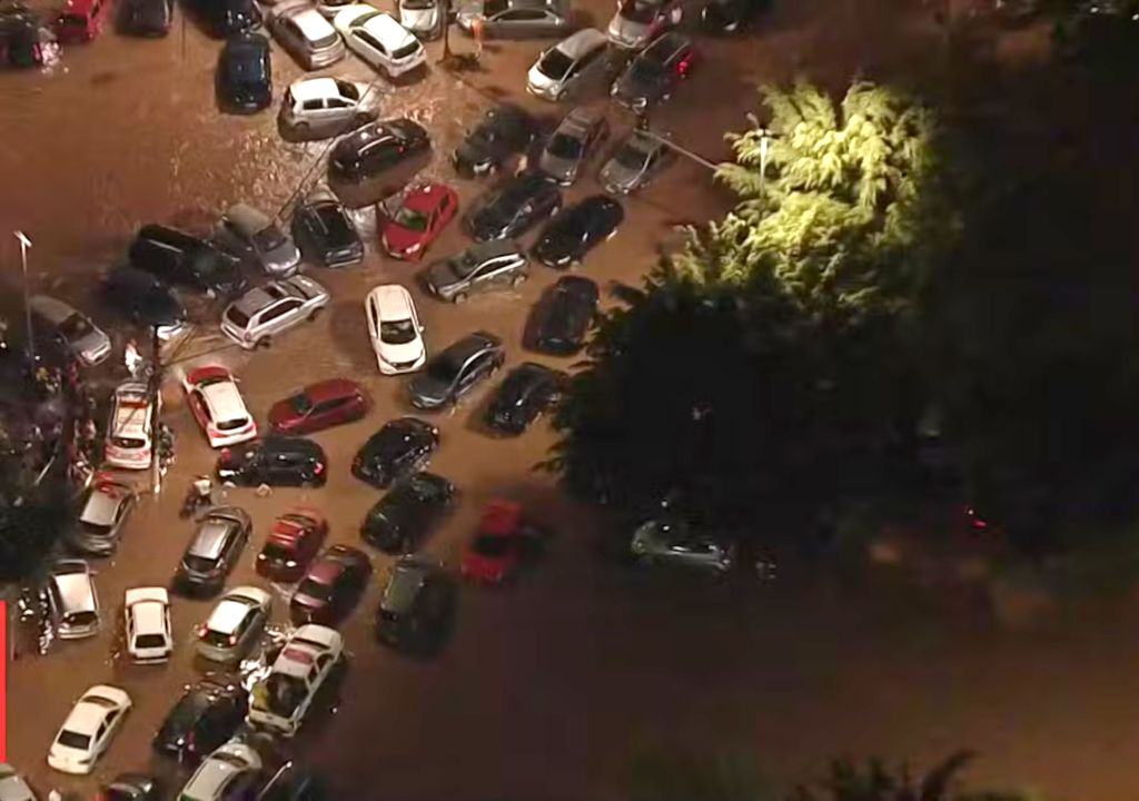 Alagamento em São Bernardo do Campo deixou diversos veículos ilhados. Alagamento em São Bernardo do Campo deixou diversos veículos ilhados.