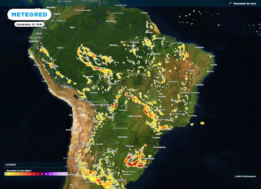Mapa de densidade de raios para a quinta-feira (16) destaca as regiões com maior potencial de tempestades.