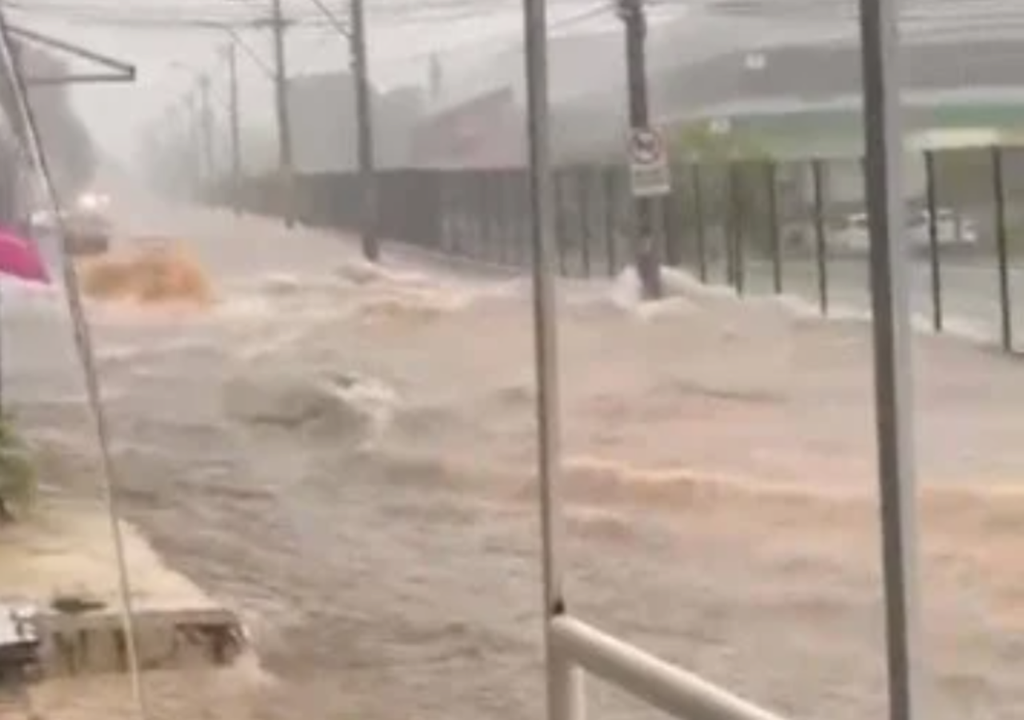 Enxurrada na Avenida do Mourão, no Itapoã. Foto: Reprodução/ Correio Brasiliense