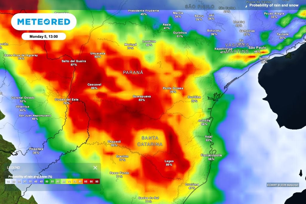 Previsão de probabilidade de chuva para segunda-feira (5), às 13h, com chances acima de 80% em partes do Paraná e de Santa Catarina.