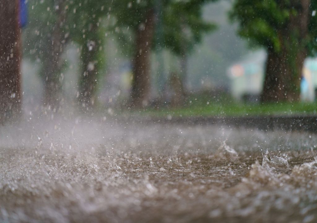 Fotografia de chuva forte atingindo um parque.