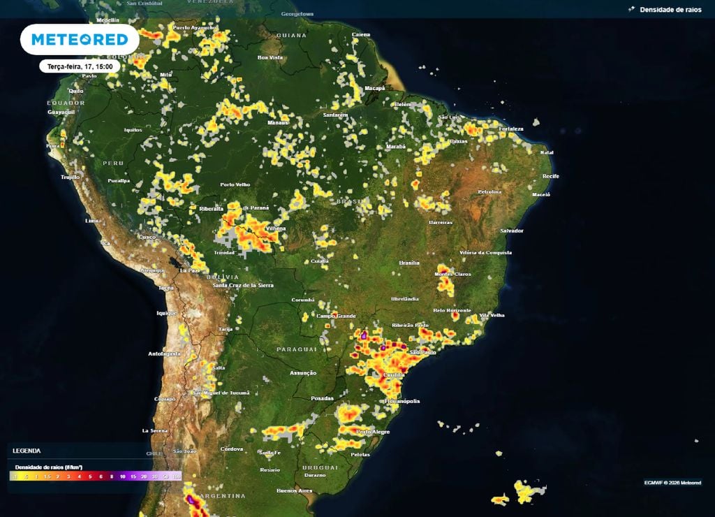Mapa de densidade de raios ilustra as regiões com maior potencial de tempestades a partir da tarde da terça-feira, 17 de fevereiro.