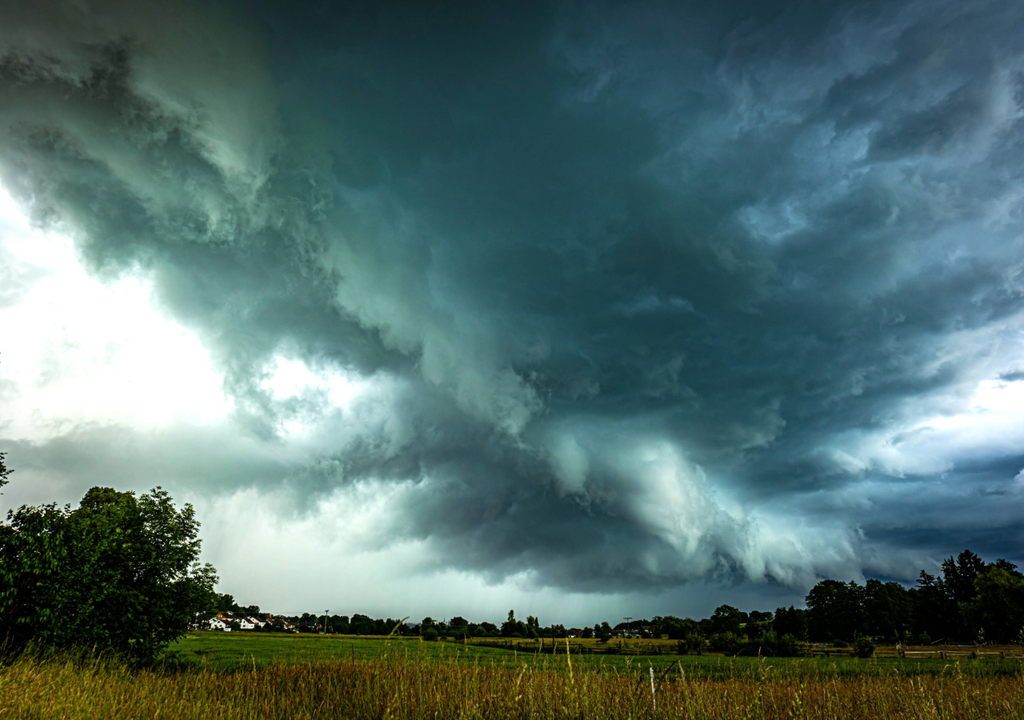 A lenta passagem de uma frente fria mantém o tempo instável, com chuvas intensas e tempestades em várias regiões do Brasil nesta terça-feira (28).