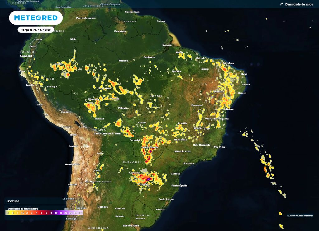 Mapa de densidade de raios para a terça-feira (14) destaca as regiões com maior potencial de tempestades. Mapa de densidade de raios para a terça-feira (14) destaca as regiões com maior potencial de tempestades.