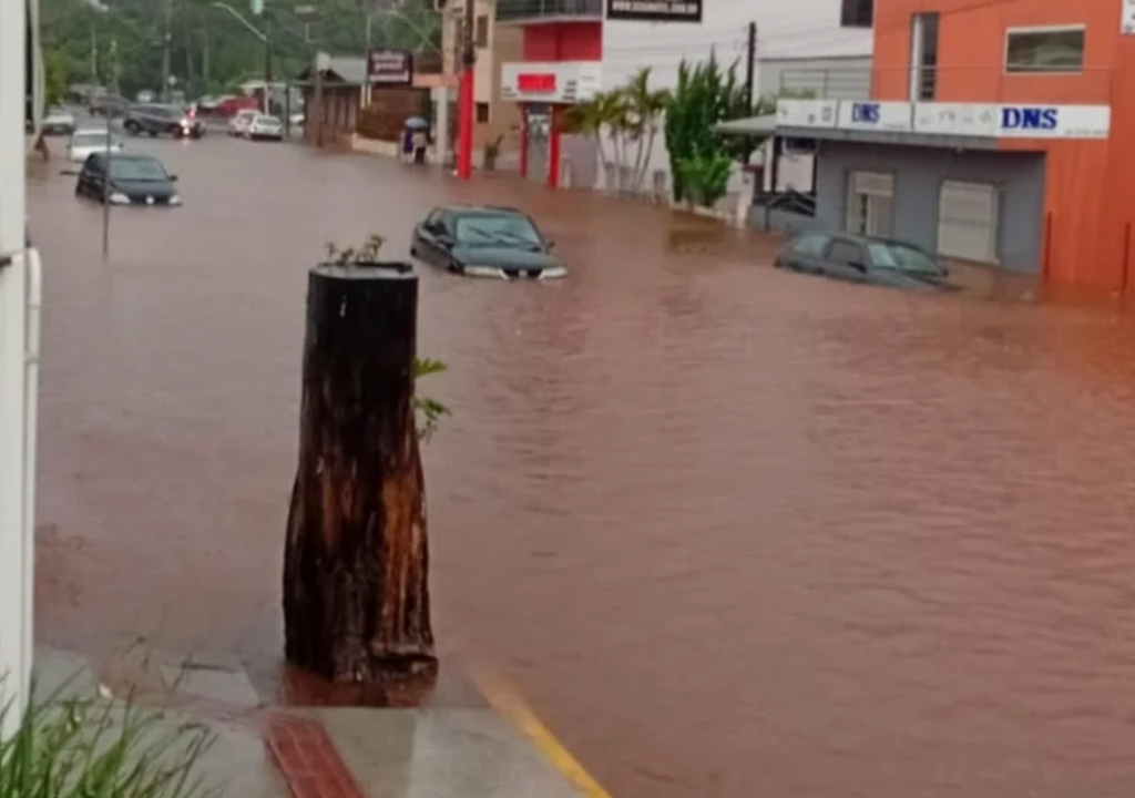 Carros submersos em Frederico Westphalen (RS), nesta segunda-feira (22). Créditos: Reprodução/Prefeitura de Frederico Westphalen.