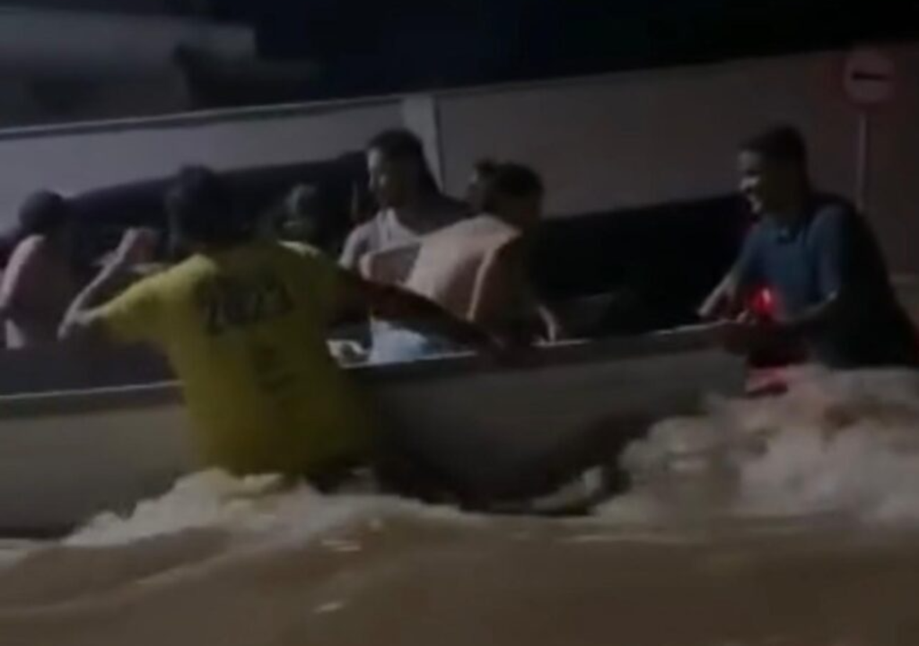 Temporal arrastou carros e alagou bairros de Ilhabela, SP.