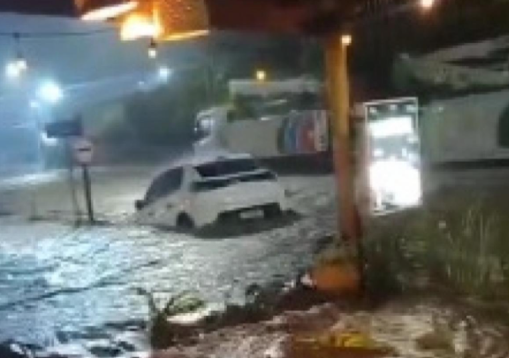 Carro sendo arrastado pela enxurrada em Ilhabela.
