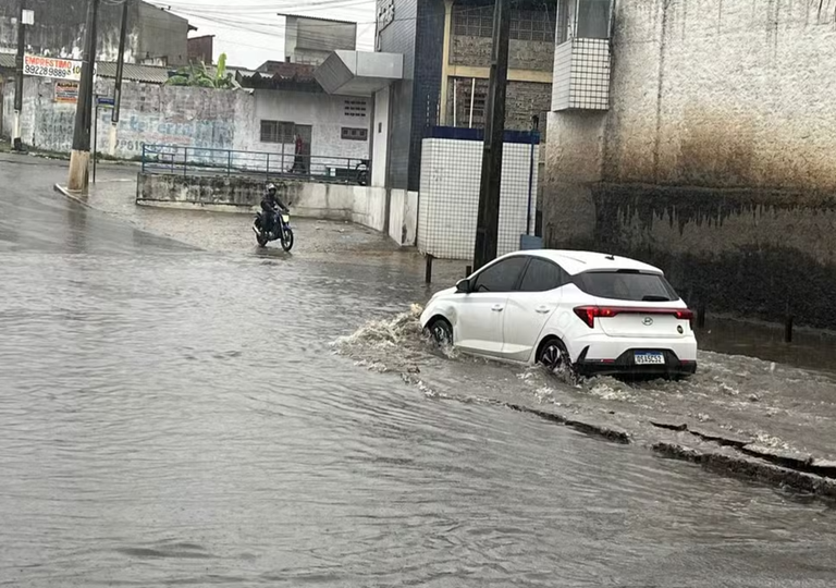 Chuvas intensas em Natal deixam 160 fam&iacute;lias desalojadas e tr&acirc;nsito em colapso total; veja imagens