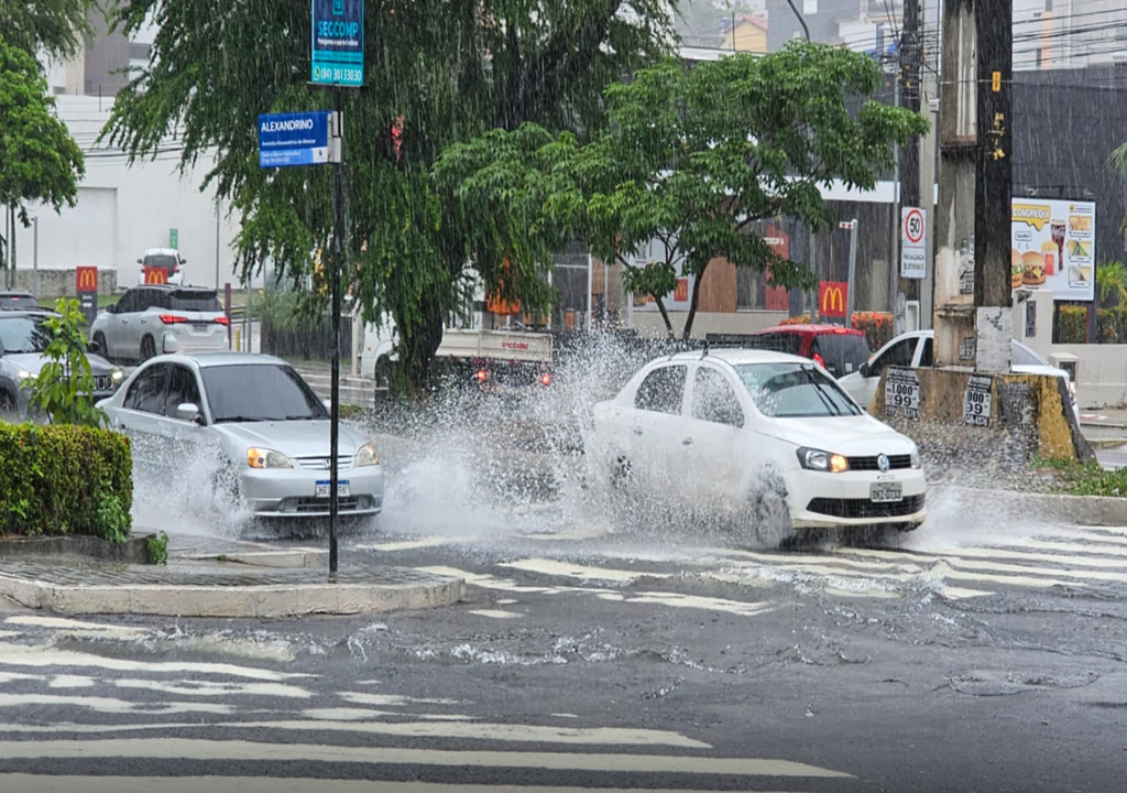 Natal enfrentou caos no trânsito com avenidas bloqueadas nesta quarta. Foto: Reprodução/ Adriano Abreu