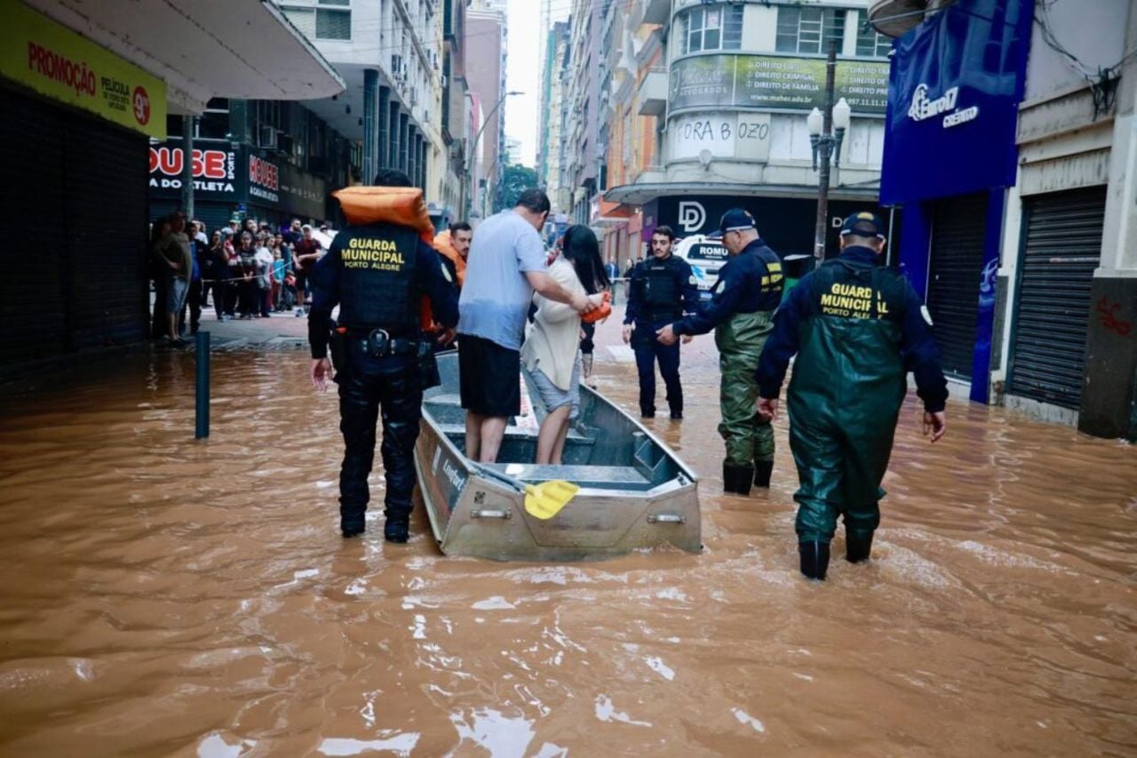 Guarda Municipal efetua resgate de moradores no centro de Porto Alegre. Fotos: Julio Ferreira/ PMPA.