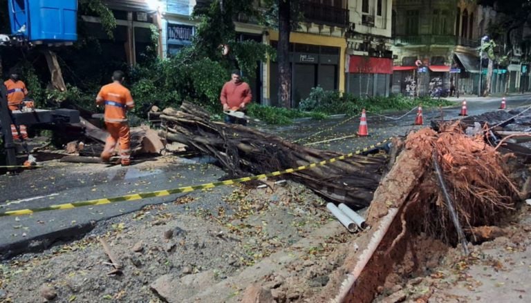 Chuvas na &uacute;ltima madrugada causam transtornos e interdi&ccedil;&otilde;es no RJ