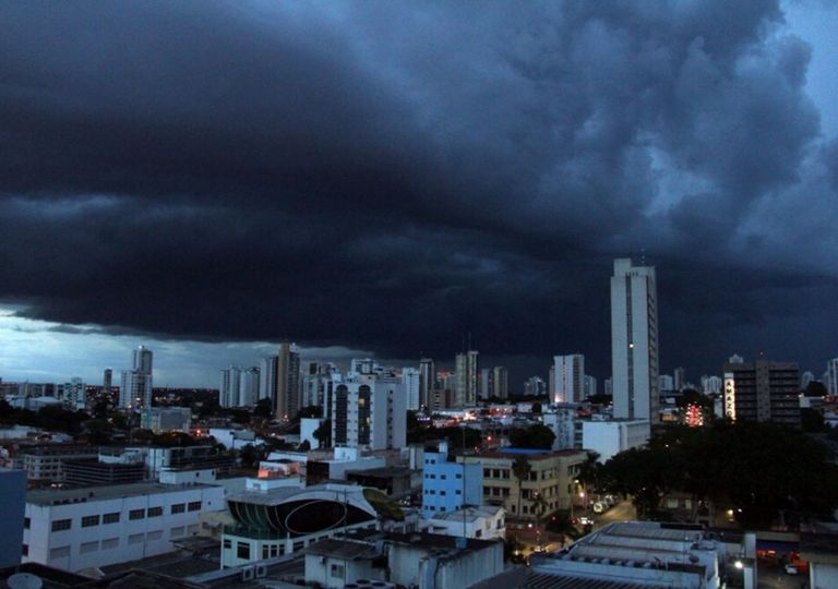 Chuva em Cuiabá deixa bairros alagados Chuva em Cuiabá deixa bairros alagados