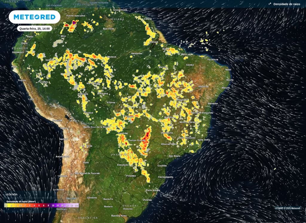 Mapa de densidade de raios mostrando áreas com maiores chances de tempestades na tarde desta quarta (25).