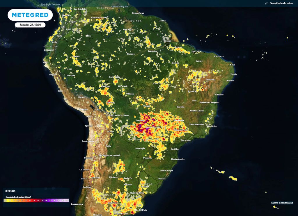 Mapa de densidade de raios para a sexta-feira (21) destaca as regiões com maior potencial de tempestades.