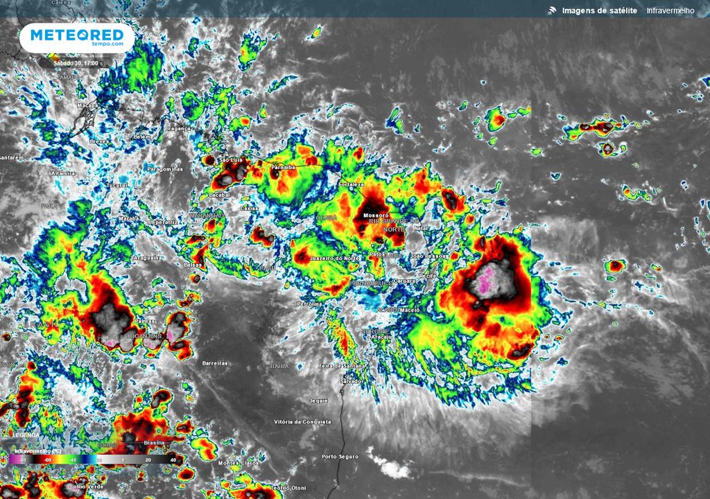 Imagem de satélite (infravermelho realçado) neste sábado (30) às 17h.