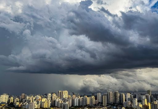 Chuvas, temporais e calor dividem o Sudeste com alerta para SP, RJ e MG; confira