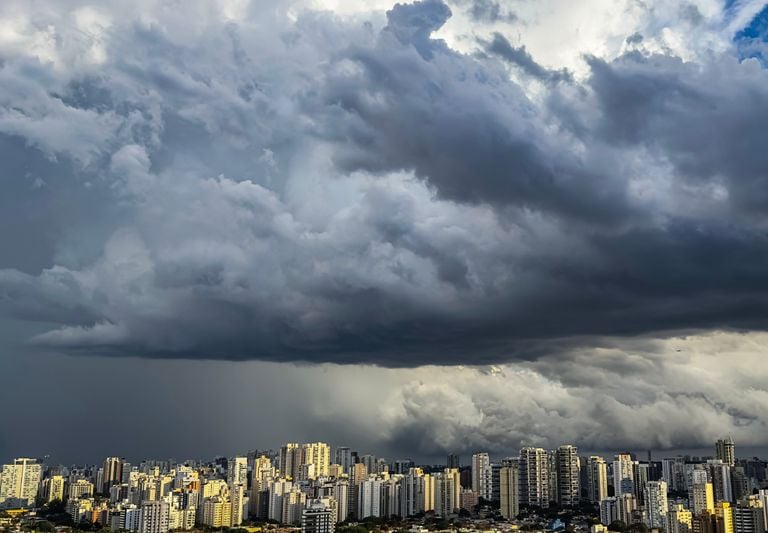 Chuvas, temporais e calor dividem o Sudeste com alerta para SP, RJ e MG; confira