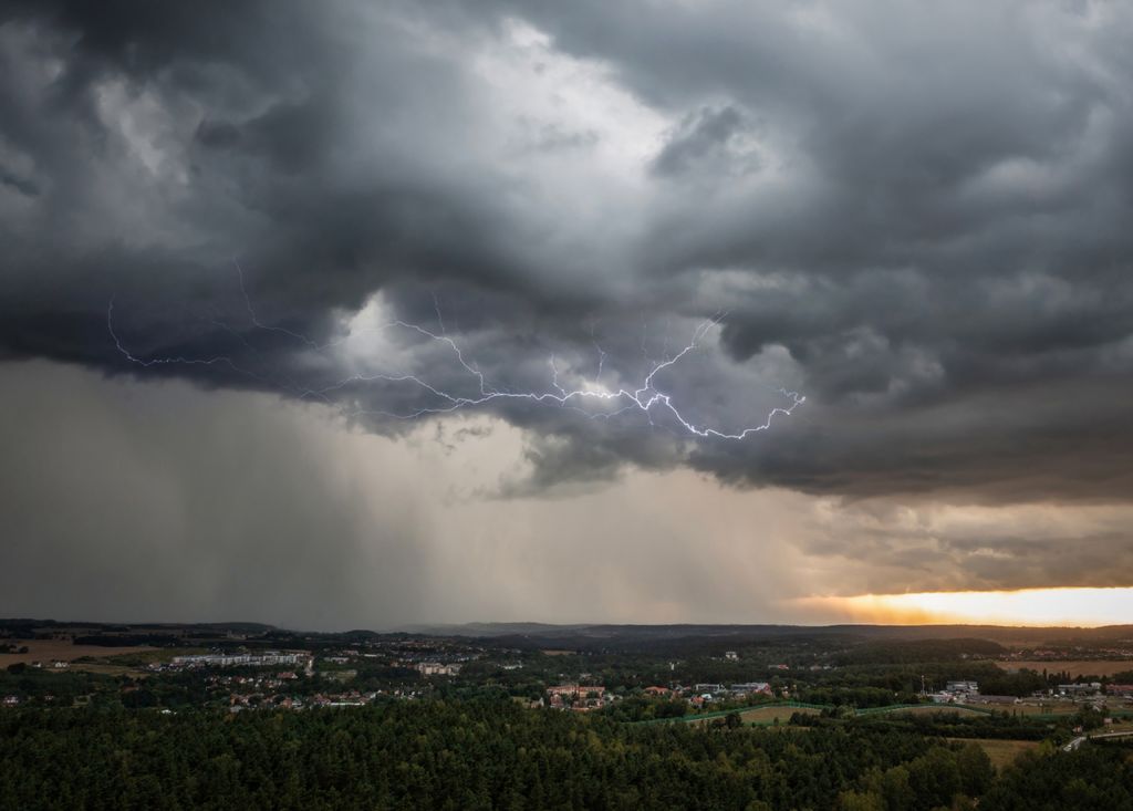Tempestade com trovoadas atinge cidade. Fonte: Adobe Stock.