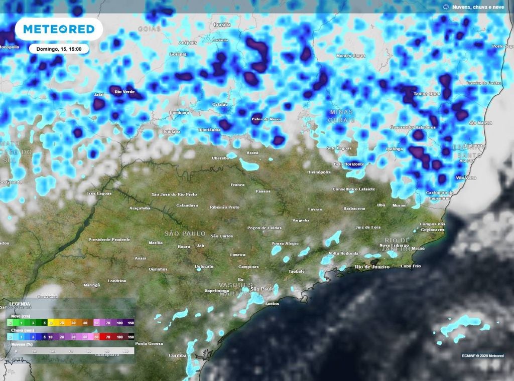 Previsão de precipitação (em mm) e nebulosidade para domingo (15) à tarde (15h), segundo o modelo europeu ECMWF. Pancadas de chuva concentradas em MG e ES, enquanto em SP e RJ tempo firme, com Sol e céu limpo.