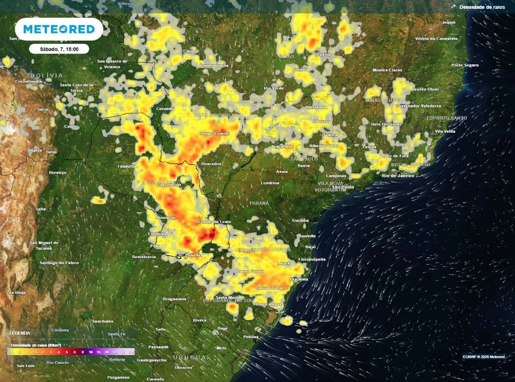 Previsão de densidade de raios para o sábado (7) à tarde (15h), segundo o modelo europeu ECMWF, destacando as áreas com chance de tempestades.