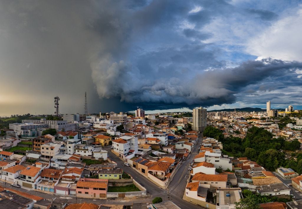 Nuvem de carregada se aproximando de cidade no Sul de Minas Gerais, mudando o tempo na região. Foto: Adobe Stock.