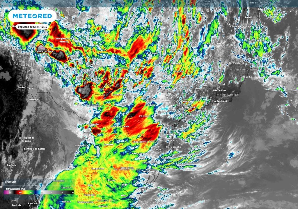Imagem de satélite na segunda-feira às 13h30.