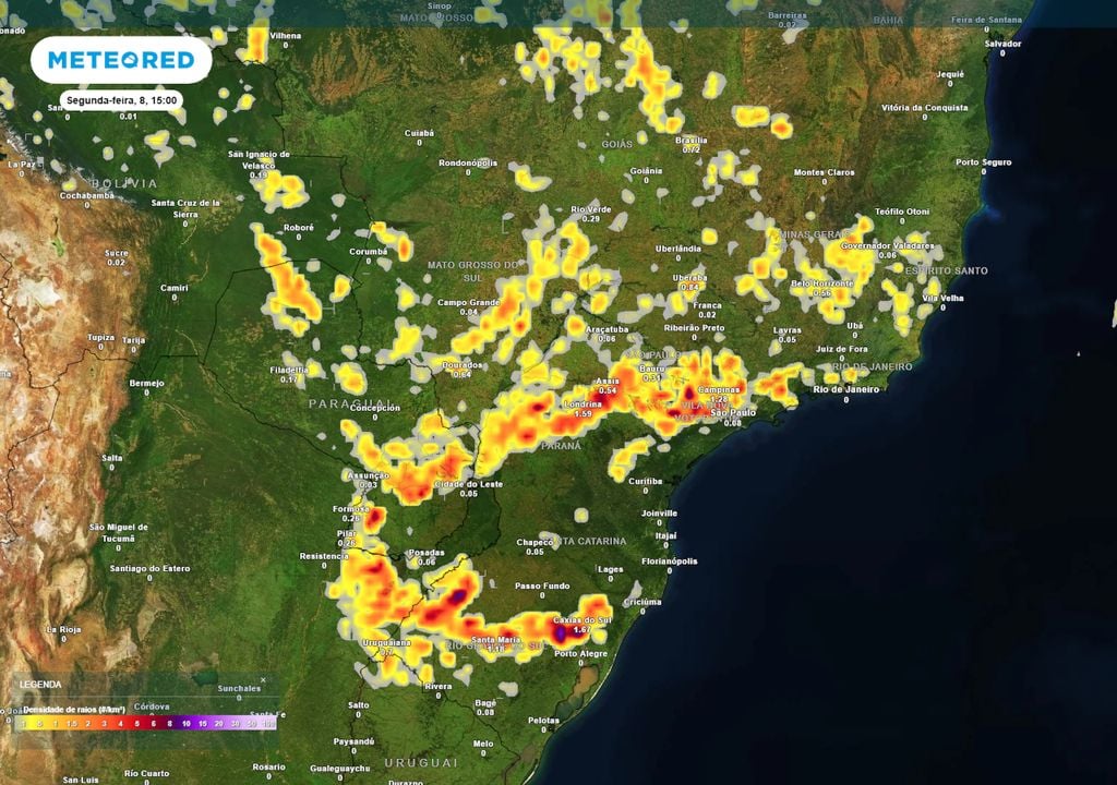Previsão de densidade de raios na segunda-feira durante a tarde.