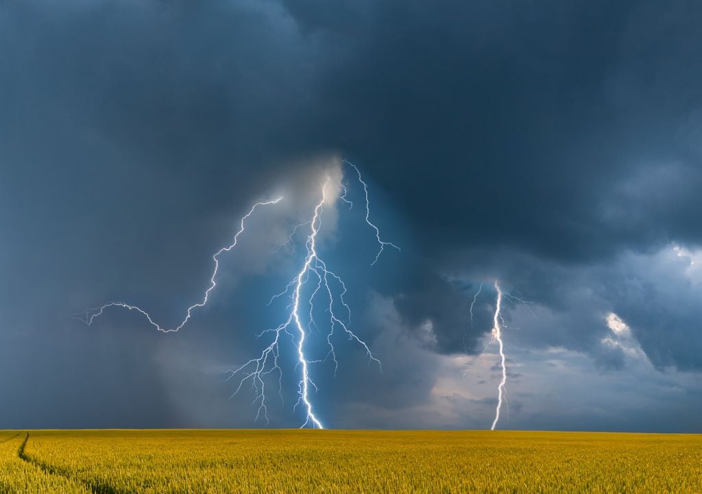 Um ciclone e uma frente fria avançam pelo país neste domingo.