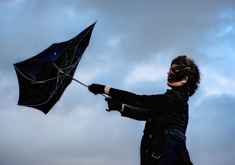 vento forte; mulher com guarda chuva; vento forte; mulher com guarda chuva;