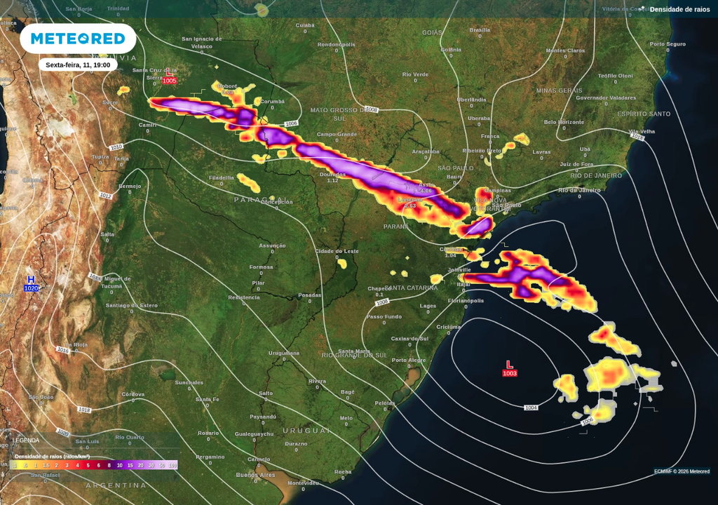 Previsão de linha de tempestades na dianteira da frente fria associada ao ciclone (L), nesta sexta-feira (11), segundo o ECMWF.