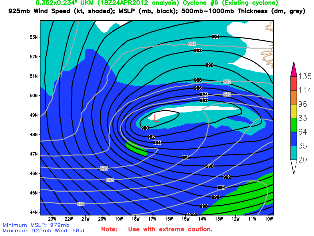 Figura 3.- Mapa de presión en superficie, en hPa y línea negra, isotacas en 925 hPa, según escala adjunta y en kt, y espesores 500-1000 hPa, en hPa y línea gris, según el análisis del modelo global UKM de la Met Office para el 24 de abril a las 12 UTC. La presión mínima estimada es de 979 hPa y el viento máximo en 925 hPa es de 68 kt. Fuente: Dept. de Meteorología, Universidad de Florida.