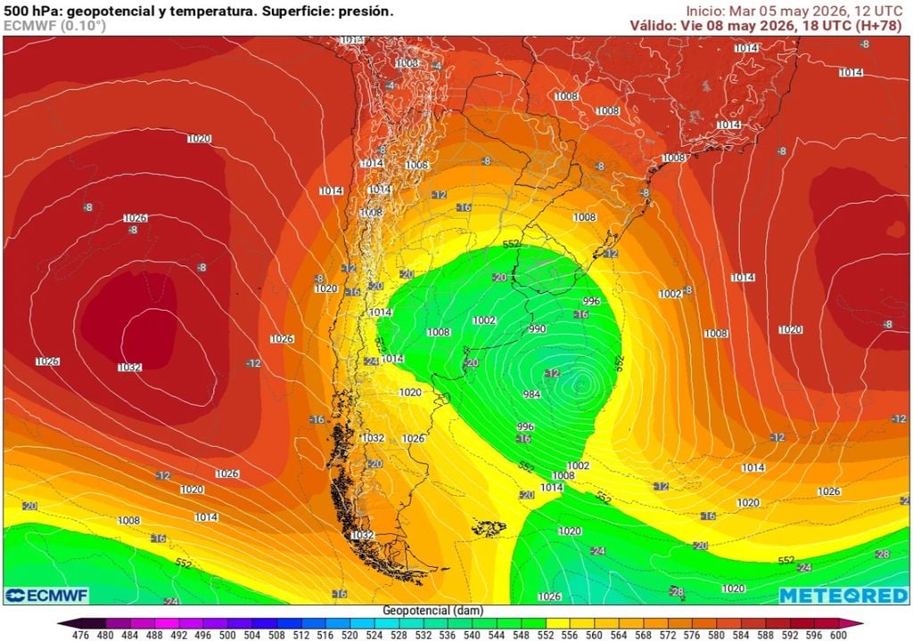 En altura se puede observar cómo al sur del desarrollo de la baja intensa se irá ampliando un sistema de alta presión hacia el viernes en el sur patagónico. Esta carta corresponde al nivel de 500 hPa.