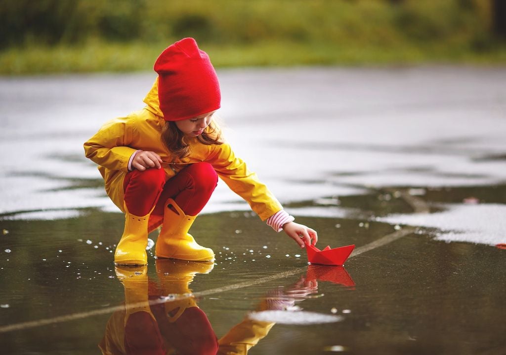 Niña jugando en poza de agua