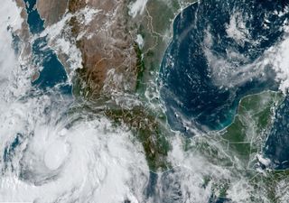 ¡Enrique se convierte en el primer huracán de 2021!