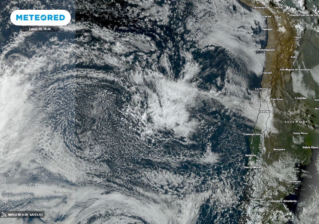 imagen satelital en color natural que muestra las nubes sobre el océano Pacífico, frente a Chile imagen satelital en color natural que muestra las nubes sobre el océano Pacífico, frente a Chile