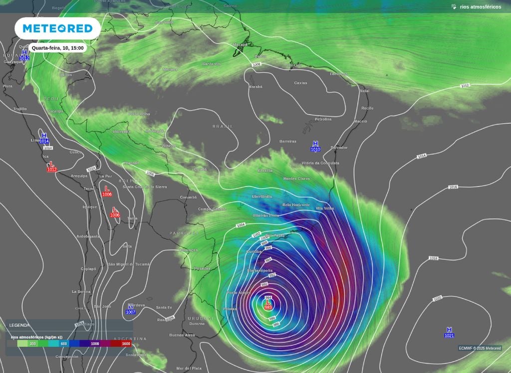 Rios atmosféricos indicam transporte de umidade para áreas próximas ao ciclone e a frente fria associada a ele na tarde desta quarta (10). Rios atmosféricos indicam transporte de umidade para áreas próximas ao ciclone e a frente fria associada a ele na tarde desta quarta (10).